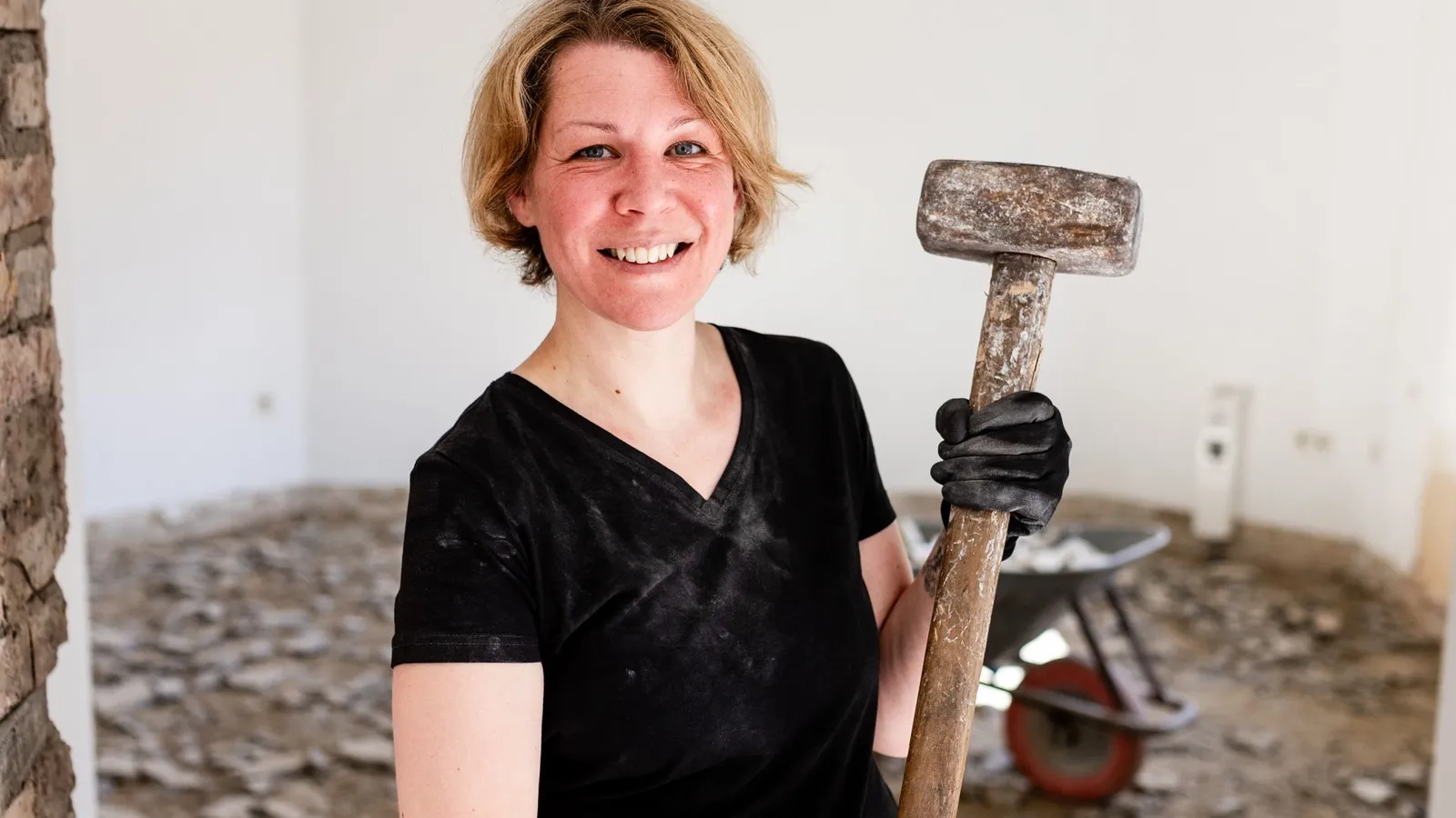 Katja Lilu Melder mit einem Abbruchhammer auf der Baustelle